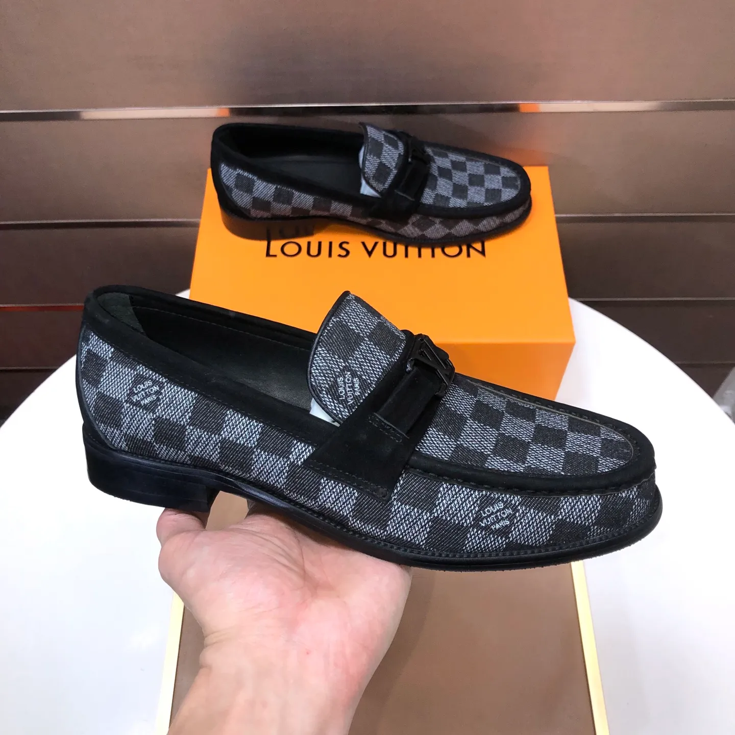 Men's men's shoes💰540💰[LV] (original single cowhide lining)🍀LV's latest genuine leather business suit shoes are available on the official website at the same time. The first-layer cowhide imported from Italy is made of heavy gold, and the official website has a 1:1 rubber outsole. Versatile to wear, high-end without losing class, and the color combination is extraordinary. This four-season style is alluring when worn on your feet, showing off your big-name flair. Standard code 38-45 (45 customized)